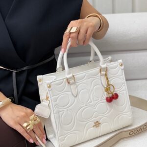کیف زنانه چرم پریو با چارم بگ گیلاس